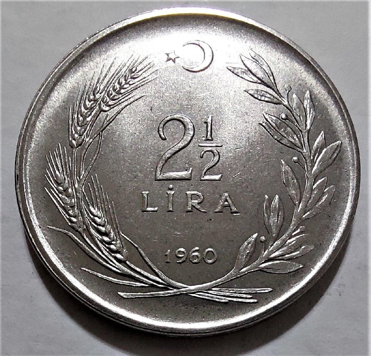 2.5 TL'lik metal paralar ilk kez 1960 yılında piyasaya sürülmüş, 29 yıl kullanıldıktan sonra paranın değerinin aşırı düşmesiyle 1989 yılında tedavülden kaldırılmıştı.